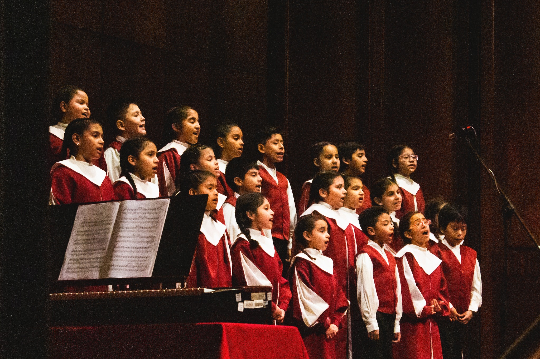 Coro Nacional de Niños del Perú ofreció un concierto para los trabajadores del INPE y familiares